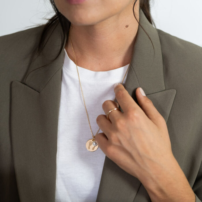 Pendentif personnalisé médaille gravée plaqué or 19 mm et breloque perle nacre 10 mm - empreinte