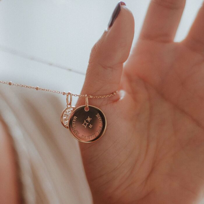 Pendentif personnalisé médaille gravée plaqué or 19 mm et breloque lune scintillante 11 mm - HappyBulle x Capucine - illustration