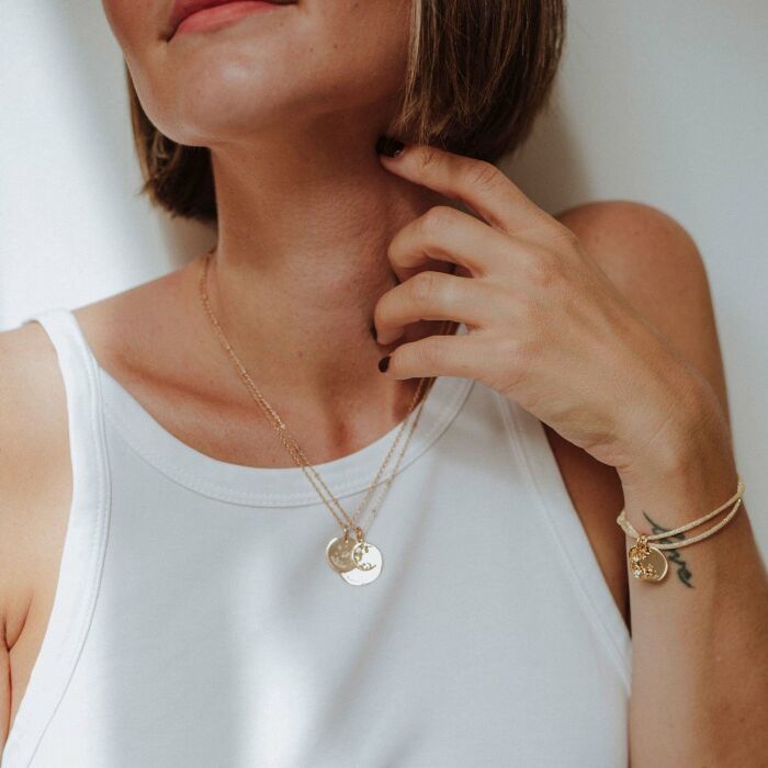 Pendentif personnalisé médaille gravée plaqué or 19 mm et breloque lune scintillante 11 mm - HappyBulle x Capucine - porté