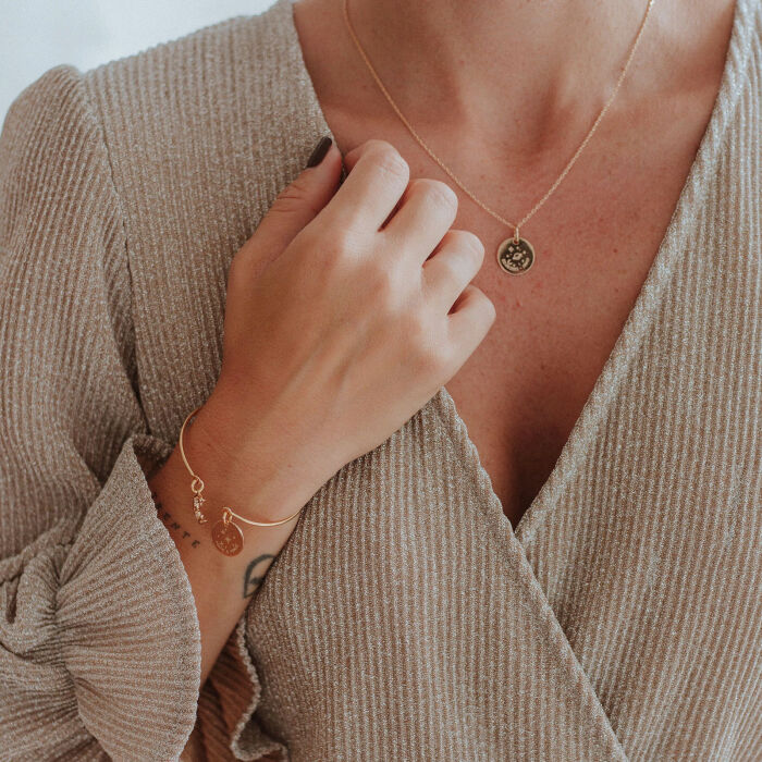 Bracelet personnalisé jonc plaqué or ouvert médaille gravée 15 mm et breloque lune scintillante 11 mm - HappyBulle x Capucine - prénoms