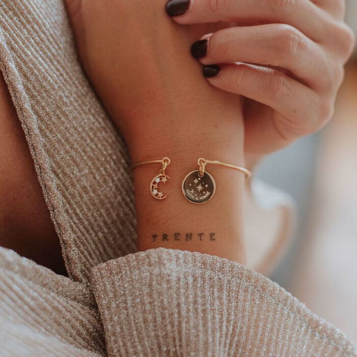 Bracelet personnalisé jonc plaqué or ouvert médaille gravée 15 mm et breloque lune scintillante 11 mm - HappyBulle x Capucine - prénom