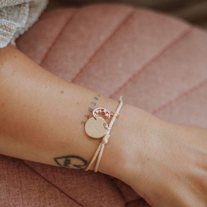 Bracelet personnalisé cordon pailleté médaille gravée plaqué or 15 mm et breloque lune scintillante 11 mm - HappyBulle x Capucine - texte
