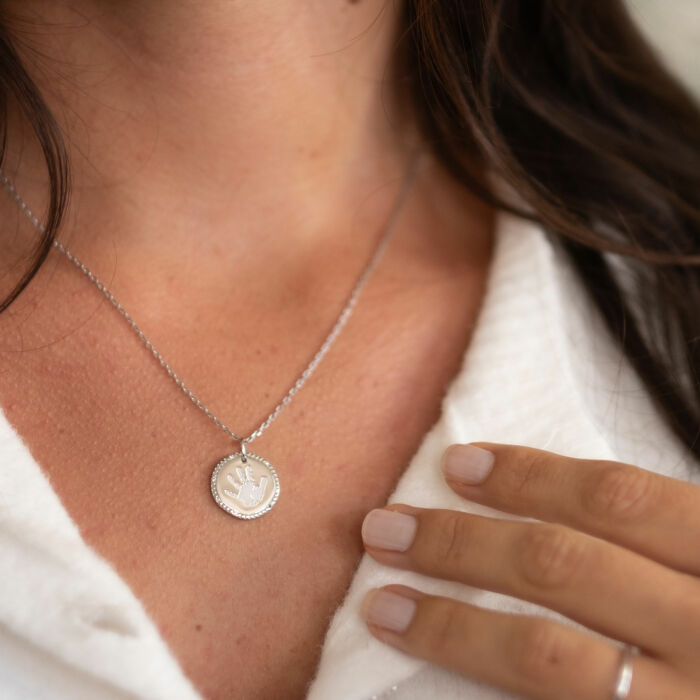 Pendentif personnalisé médaille contour scintillant gravée argent 16 mm - porté