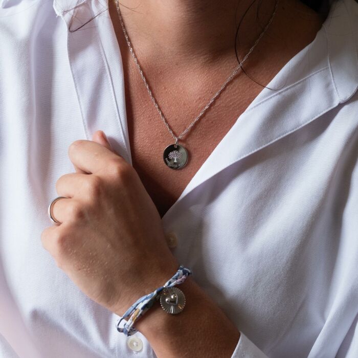 Pendentif personnalisé médaille gravée argent 19 mm - Edition spéciale Arbre de Vie - porté