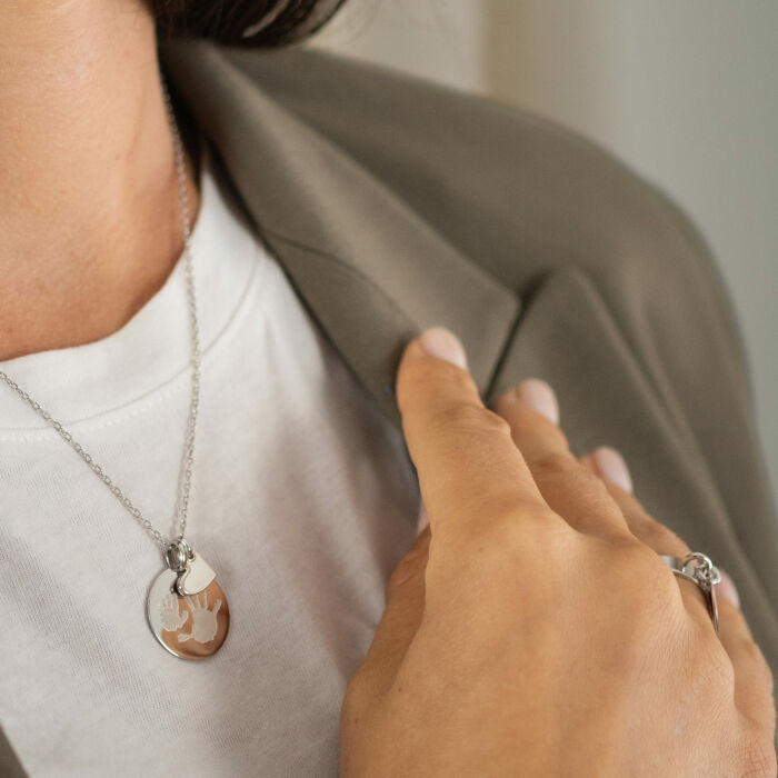 Pendentif personnalisé médaille gravée argent 19 mm et breloque coeur email blanc 10 mm - empreinte