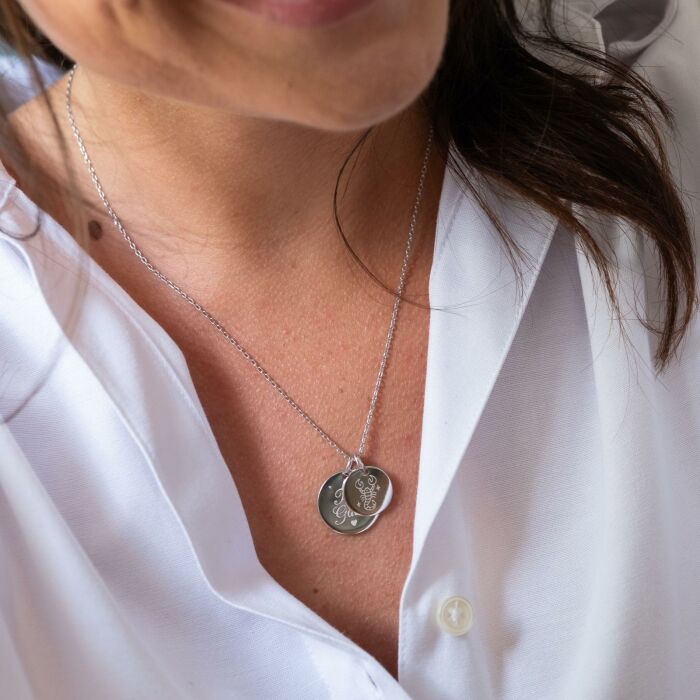 Pendentif personnalisé 2 médailles gravées argent 19 mm et 15 mm - illustration