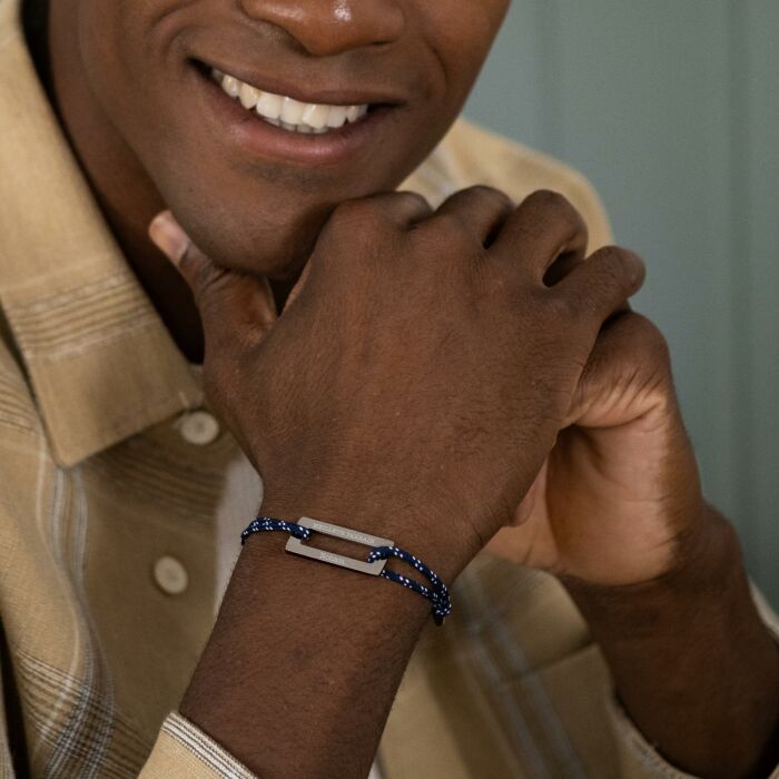 Bracelet homme personnalisé cordage marin simple médaille gravée acier rectangle évidé 32x14 mm - texte