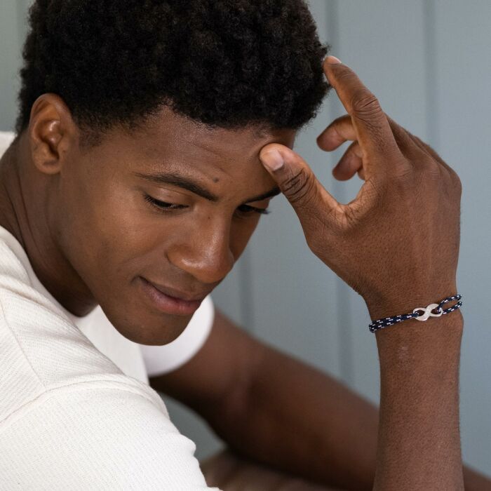 Bracelet infini homme personnalisé cordage marin simple médaille gravée argent 25x10 mm - porté