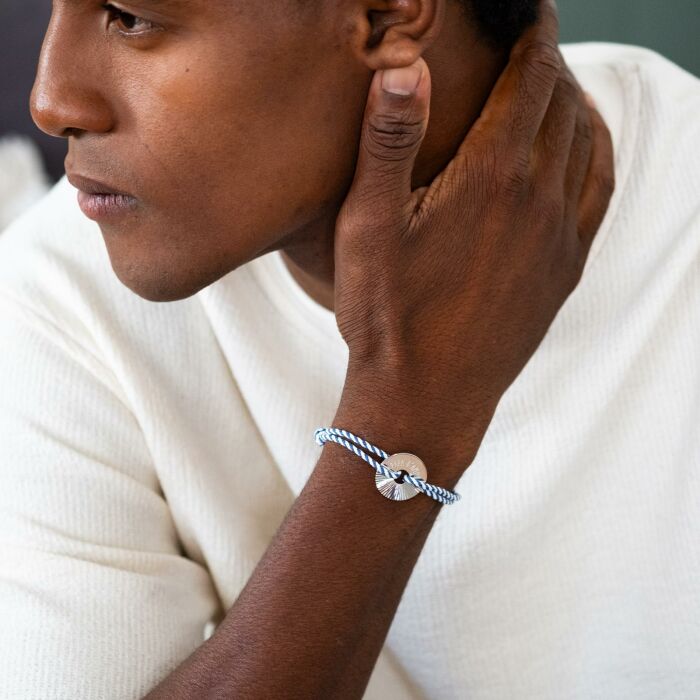 Bracelet homme personnalisé cordon tressé médaille gravée argent cible soleil 20 mm - porté