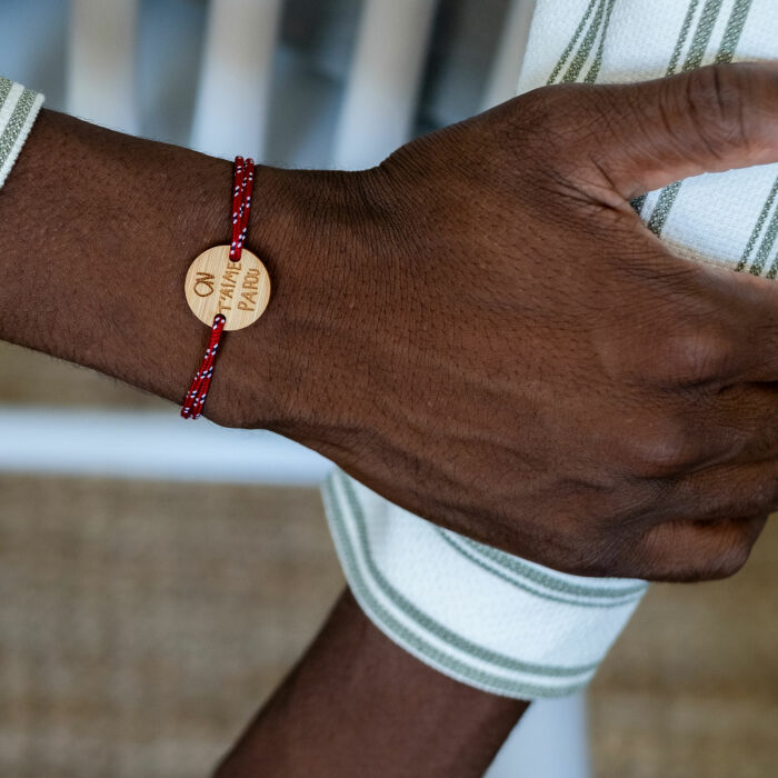 Bracelet homme personnalisé cordage marin simple médaille gravée bois ronde 2 trous 21 mm - porté