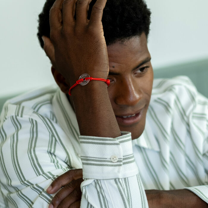 Bracelet homme personnalisé cordon double médaille gravée acrylique cible 21 mm - porté