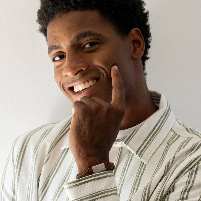 Bracelet homme personnalisé cuir tressé fermoir gravé acier 15x15 mm - porté