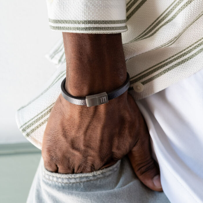 Bracelet homme personnalisé cuir fermoir gravé acier 11x11 mm - porté