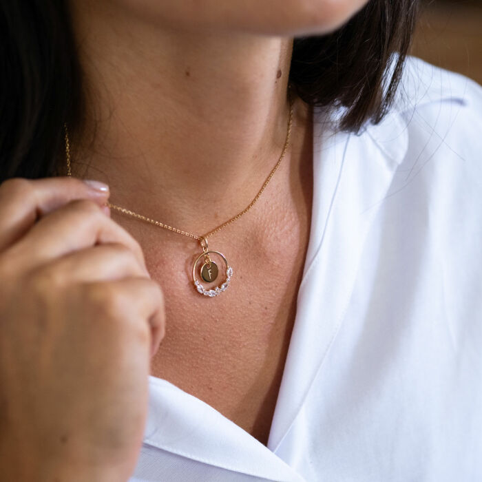 Pendentif cercle scintillant blanc personnalisé médaille gravée plaqué or 10 mm - initiale