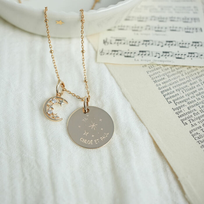 Pendentif personnalisé médaille gravée plaqué or 19 mm et breloque lune scintillante 11 mm - HappyBulle x Capucine - texte