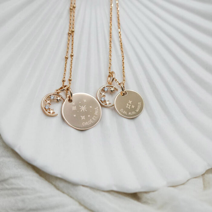 Pendentif personnalisé médaille gravée plaqué or 15 mm et breloque lune scintillante 11 mm - HappyBulle x Capucine - constellation