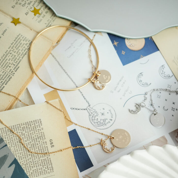Pendentif personnalisé médaille gravée plaqué or 15 mm et breloque lune scintillante 11 mm - HappyBulle x Capucine - création
