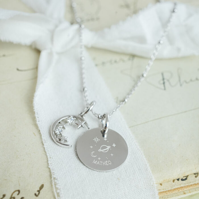 Pendentif personnalisé médaille gravée argent 15 mm et breloque lune scintillante 11 mm - HappyBulle x Capucine - Mathéo