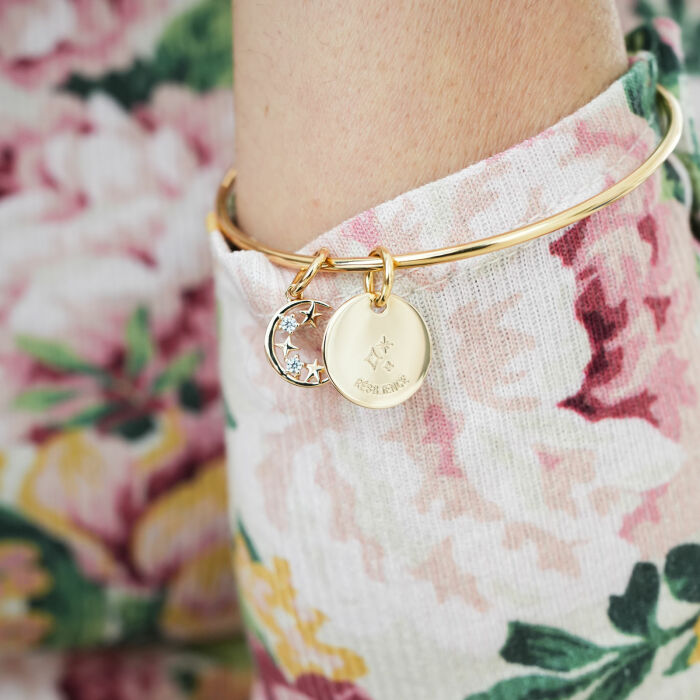 Bracelet personnalisé jonc ouvert boules plaqué or médaille gravée 15 mm et breloque lune scintillante 11 mm - HappyBulle x Capucine - texte