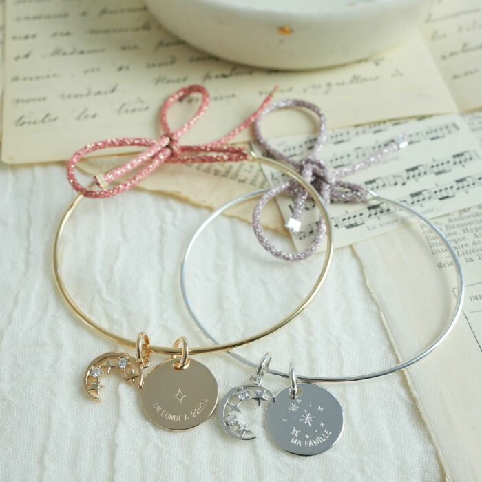 Bracelet personnalisé jonc plaqué or cordon pailleté médaille gravée 15 mm et breloque lune scintillante 11 mm - HappyBulle x Capucine - prénom