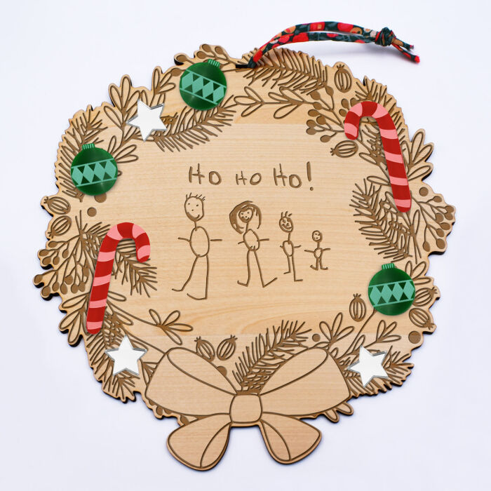 Couronne de Noël personnalisée bois gravé et ses décorations autocollantes - dessin