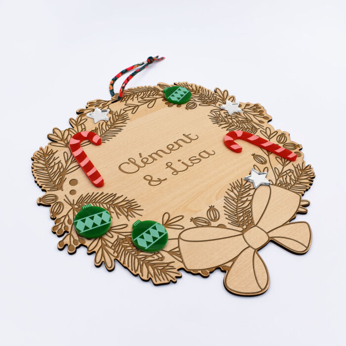 Couronne de Noël personnalisée bois gravé et ses décorations autocollantes - prénoms