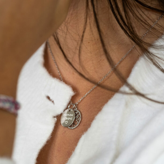 Pendentif personnalisé médaille gravée argent 15 mm et breloque arbre de vie contour torsadé 16 mm - porté