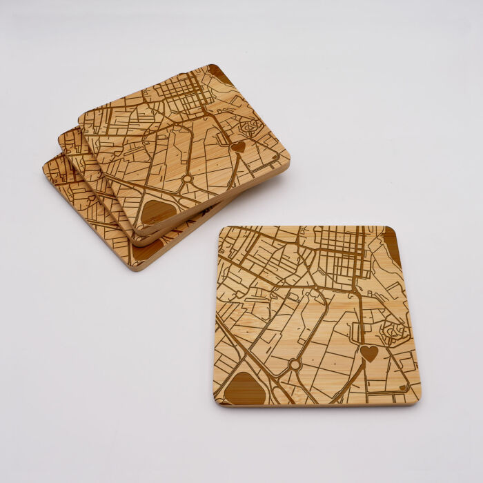 Lot de 4 sous-verres "Géo map" personnalisés gravés bambou 10x10 cm - présentation picto coeur