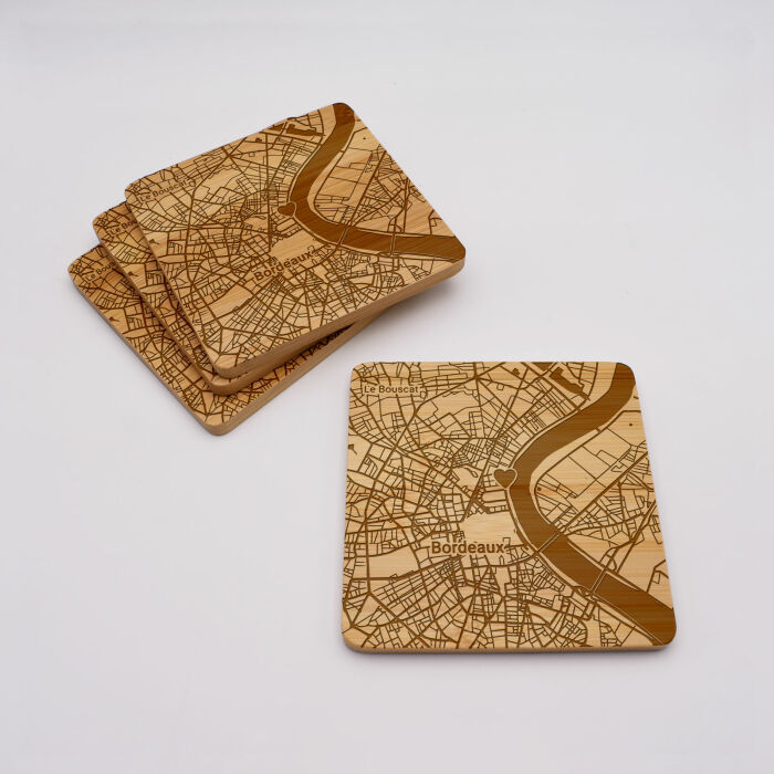 Lot de 4 sous-verres "Géo map" personnalisés gravés bambou 10x10 cm - présentation picto coeur bordeaux