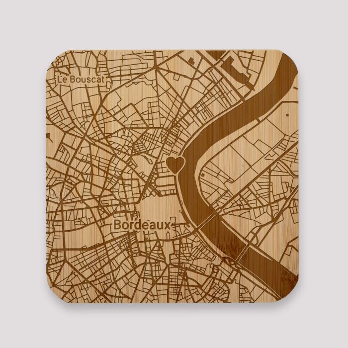 Dessous de plat "Géo map" personnalisé gravé bambou 145x145 mm - bordeaux