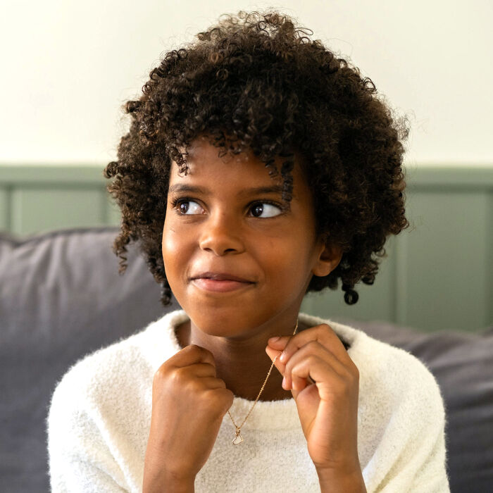 Pendentif enfant coeur email blanc plaqué or 10 mm - photo portée ambiance
