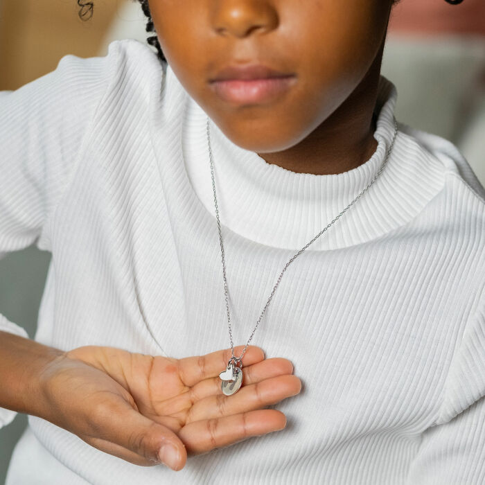 Pendentif enfant personnalisé médaille gravée argent 15 mm et breloque coeur email blanc 10 mm - photo portée 3