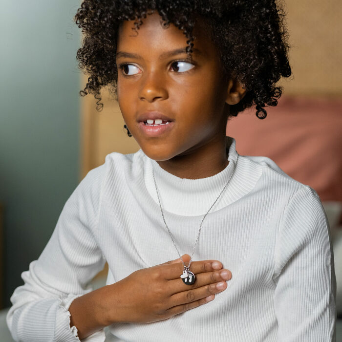 Pendentif enfant personnalisé médaille gravée argent 15 mm et breloque coeur email blanc 10 mm - photo portée ambiance