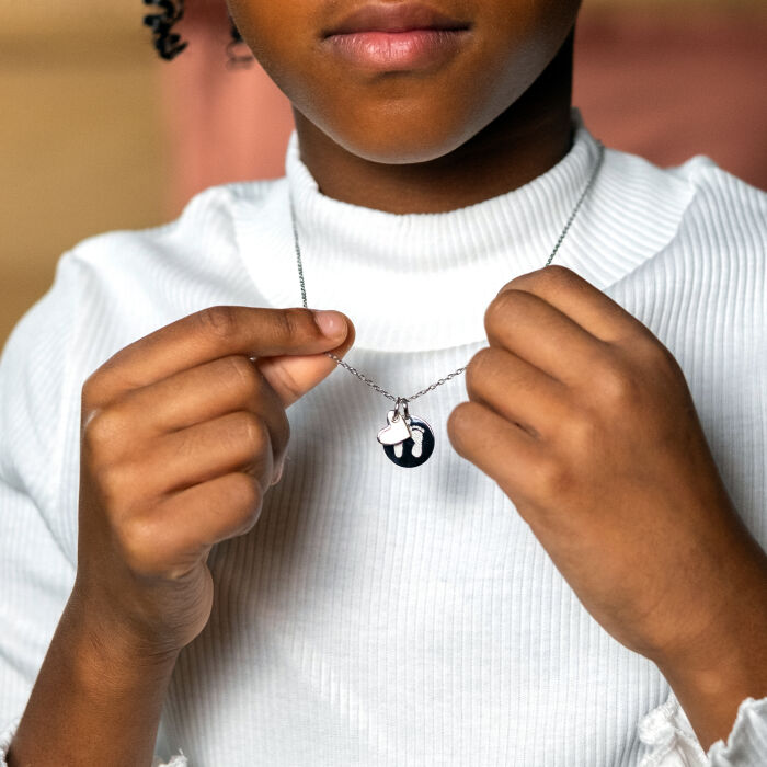 Pendentif enfant personnalisé médaille gravée argent 15 mm et breloque coeur email blanc 10 mm - photo portée empreintes
