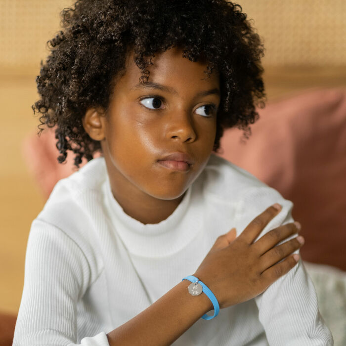 Bracelet enfant personnalisé cordon élastique médaille gravée argent 15 mm - Happybulle x Barbapapa - photo portée bracelet bleu