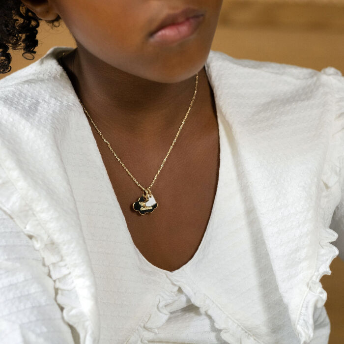 Pendentif enfant personnalisé médaille gravée plaqué or nuage 20x14 mm et breloque coeur email blanc 10 mm - ambiance portée