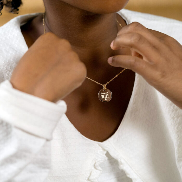 Pendentif enfant personnalisé médaille gravée plaqué or 15 mm - portée "la vie est belle"