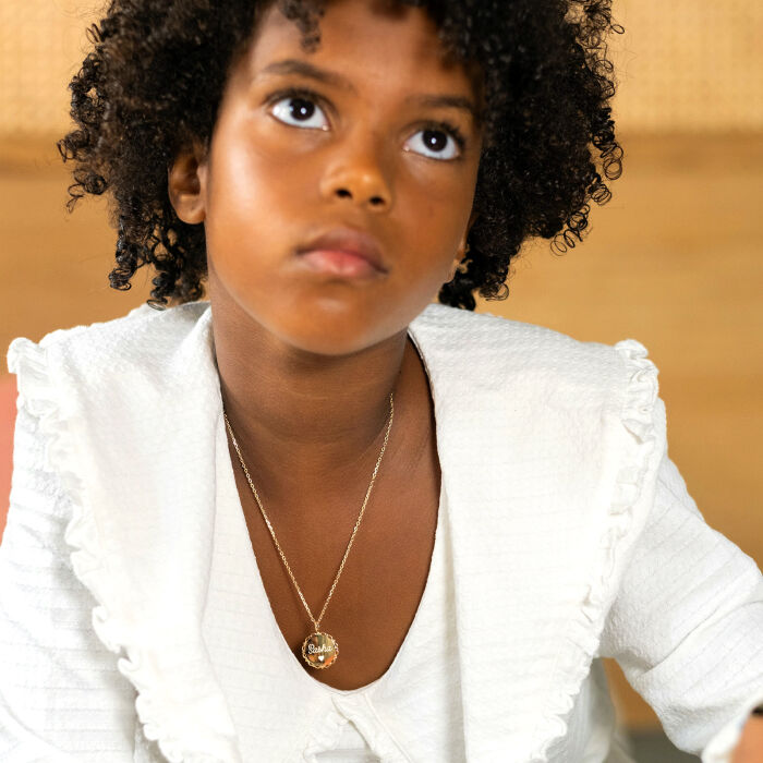 Pendentif enfant personnalisé médaille vintage dentelée gravée plaqué or 17 mm - photo portée