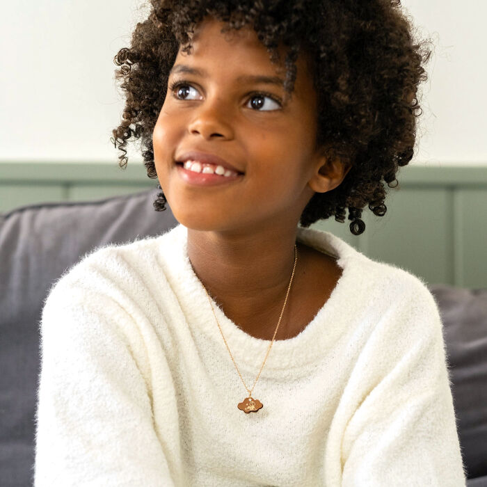 Pendentif enfant personnalisé illustration bébé médaille gravée plaqué or nuage 20x14 mm - HappyBulle x Marie Savart - porté hiver