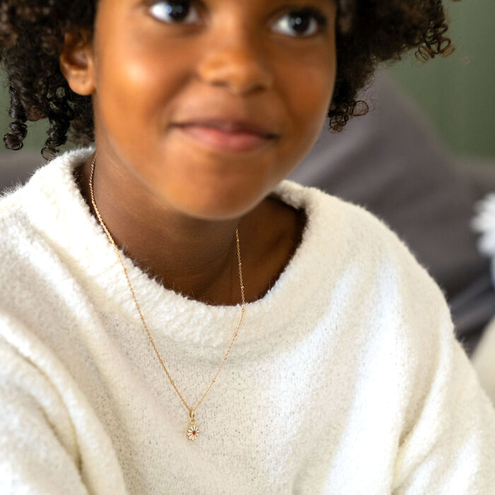 Breloque fleur marguerite email et plaqué or 8 mm - photo portée