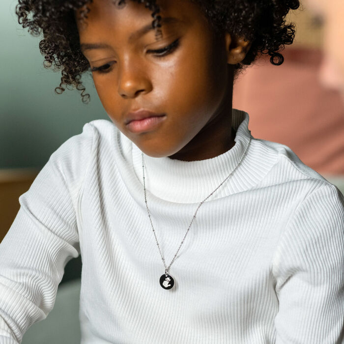 Pendentif enfant personnalisé médaille gravée argent  15 mm - porté