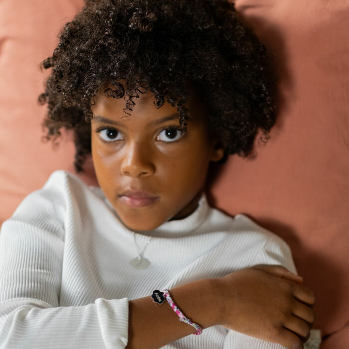 Bracelet enfant Liberty personnalisé prénom médaille gravée argent nuage 20x14 mm - ambiance portée