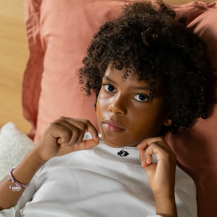 Pendentif enfant personnalisé prénom médaille gravée argent dormeuse nuage 20x14 mm - ambiance portée