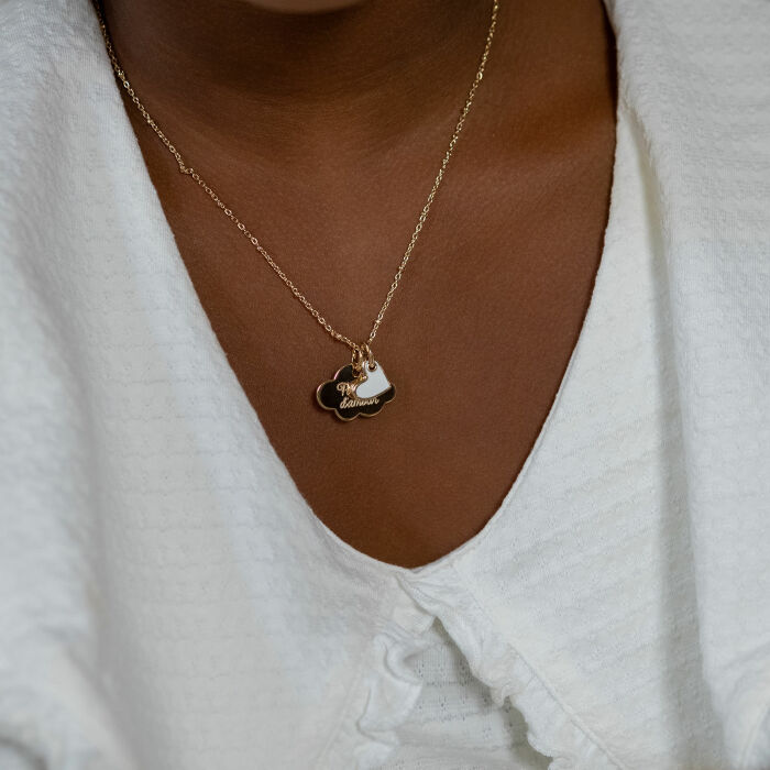 Pendentif enfant personnalisé médaille gravée plaqué or nuage 20x14 mm et breloque coeur email blanc 10 mm - porté