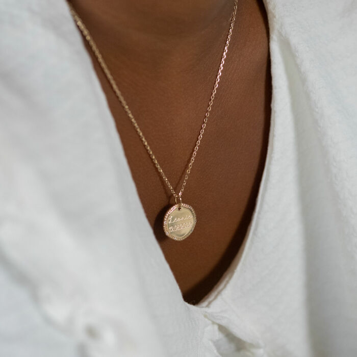 Pendentif enfant personnalisé médaille contour scintillant gravée plaqué or 16 mm - porté