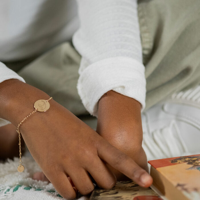 Bracelet enfant chaîne personnalisé médaille gravée plaqué or 2 trous 15 mm - porté