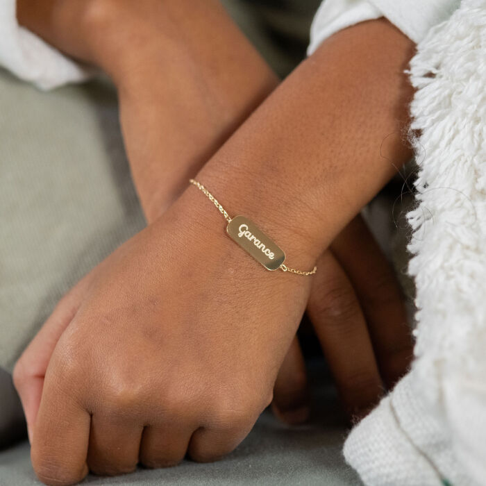 Bracelet chaine enfant personnalisé médaille gravée plaqué or plaque 20x8 mm - porté Garance