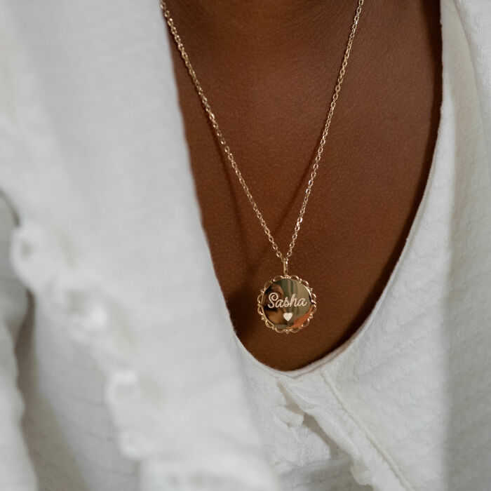 Pendentif enfant personnalisé médaille vintage dentelée gravée plaqué or 17 mm - Sasha picto coeur