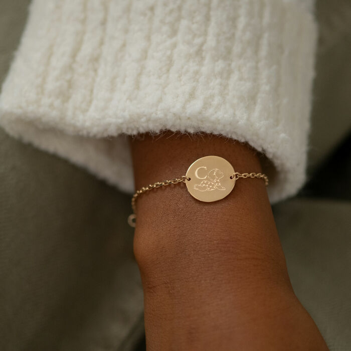 Bracelet enfant chaîne personnalisé initiale médaille gravée plaqué or 2 trous 15 mm - HappyBulle x Marie Savart - ambiance