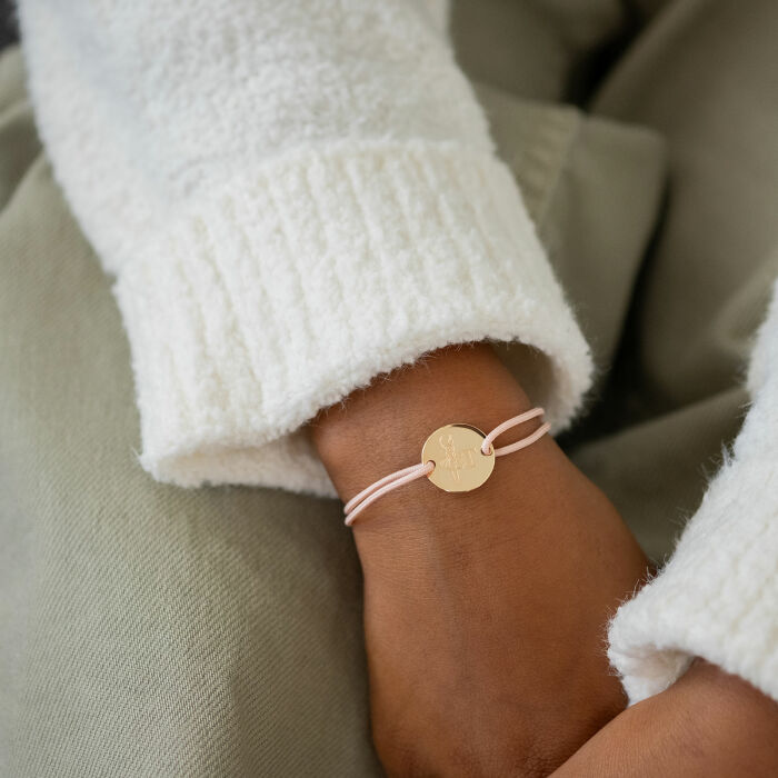 Bracelet enfant personnalisé initiale médaille gravée plaqué or 2 trous 15 mm - HappyBulle x Marie Savart - ambiance